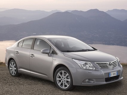 Nuova Toyota Avensis 2012: esterni pi?? curati