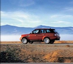 Prova Range Rover Sport Suv con motore V8 di alta gamma. Test drive ottimo grazie ad una guida fluida e agile su strada e potente come fuoristrada grazie alle caratteristiche ereditate dalla Discovery 3