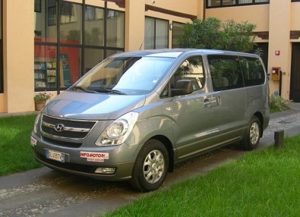 Prova Hyundai H-1. Test drive  di un?auto spaziosa e comoda in grado di ospitare fino ad 8 passeggeri. Sfida aperta a Crysler Voyager