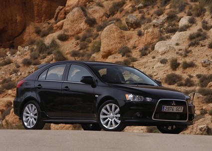 Nuova Mitsubishi Lancer Sportback berlina sportiva in versione a 5 porte con un design completamente rivisto e novit? tecniche interessanti. Foto in anteprima