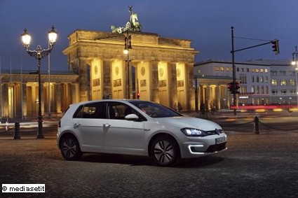 Volkswagen eGolf 2015: nuova versione interamente elettrica dell'auto tanto amata. Novit?, motori e caratteristiche tecniche