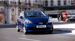 Toyota Aygo Blu: nuova versione dell?auto pi?? piccola di Toyota. Per chi vuole una berlina compatta, che consuma pochissimo ed ? super accessoriata.