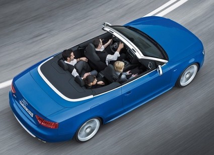 Nuova Audi S5 cabriolet potente nei motori e ricca di dotazioni. Prezzi a partire da 64.300 euro. Foto. 